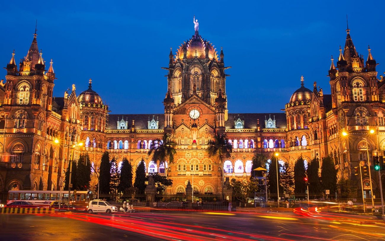 Chatrapati Shivaji Terminus or Victoria Terminus in Mumbai, India / Виктория Терминус – ж.п. гара в Мумбай, изглеждаща като готическа катедрала. забележителности, дворци, екскурзия, култура